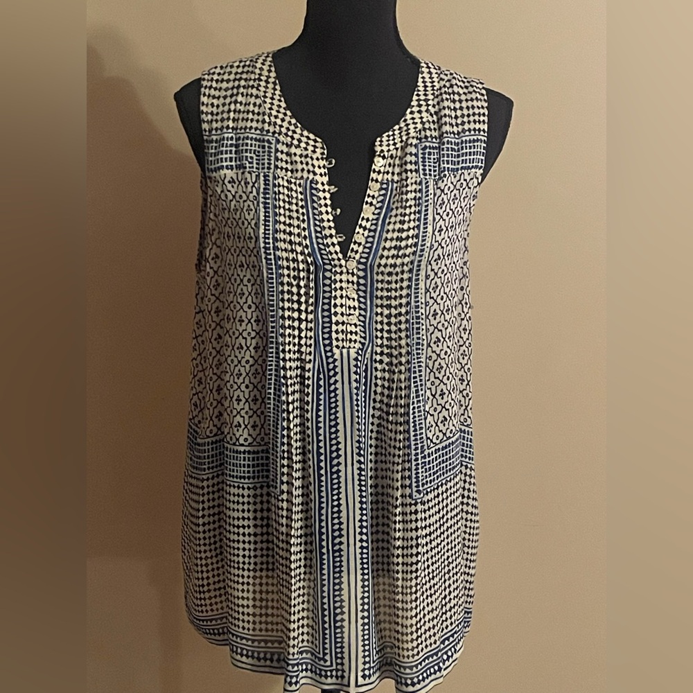 NWOT Lucky Brand Women’s Sleeveless Printed, 7 button, V-Neck Boho Top Size M